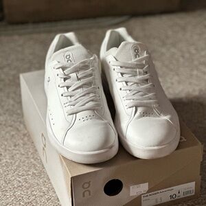 On cloud tennis shoe (women’s)